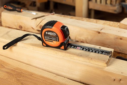 NEO TOOLS Mérőszalag, 7,5m/25mm, erősített rugós, acél, fekete szalag fehér nagyított skálával, mágneses, autostop+rögzítő 67-244