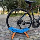 Állítható kerékpár parkoló állvány - Tartós műanyag, padlóra szerelhető kiállító állvány országúti és hegyi kerékpárokhoz biztonságos lábtámasz segítségével Fekete