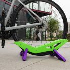 Állítható kerékpár parkoló állvány - Tartós műanyag, padlóra szerelhető kiállító állvány országúti és hegyi kerékpárokhoz biztonságos lábtámasz segítségével Fekete