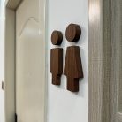 Északi Fa Fürdőszoba Tábla, 16.0cm Férfi és Női WC Ajtóra Szerelhető, Öntapadós Könnyű Telepítés, Japán Stílusú WC Dekoráció Otthonra és Irodába Természetes Szín - Tömör Fa