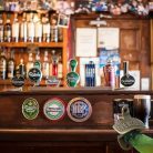 1 db Vintage "Nyisd ki itt" öntöttvas falra szerelhető palacknyitó Egy Fekete